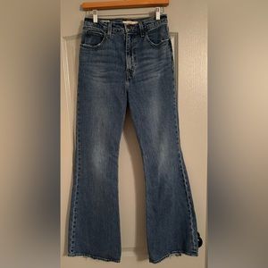 Levi’s 70s high rise flare. Dark blue wash with authentic looking distress, 26W.